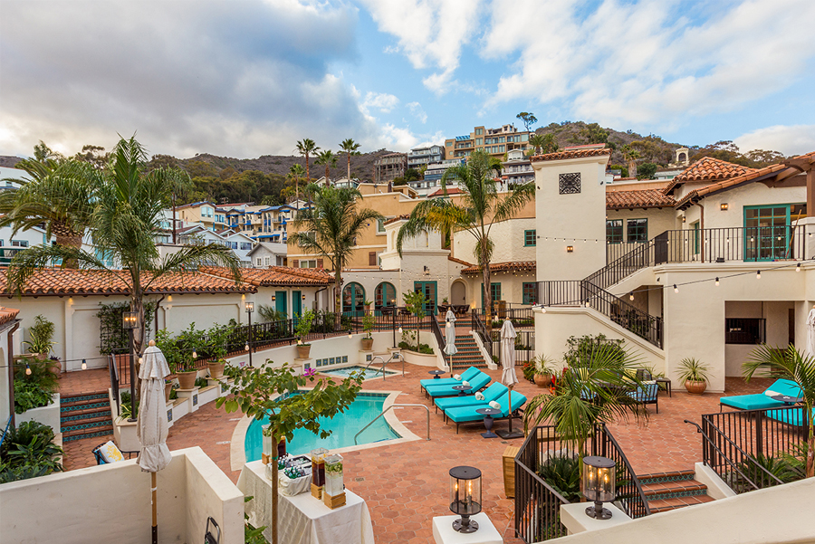a couple of lawn chairs sitting on top of a building