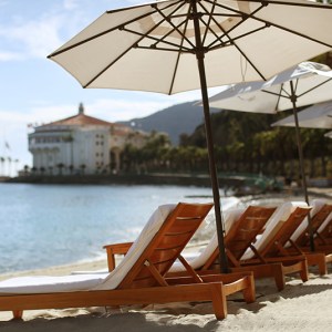 a group of lawn chairs sitting on top of a wooden bench