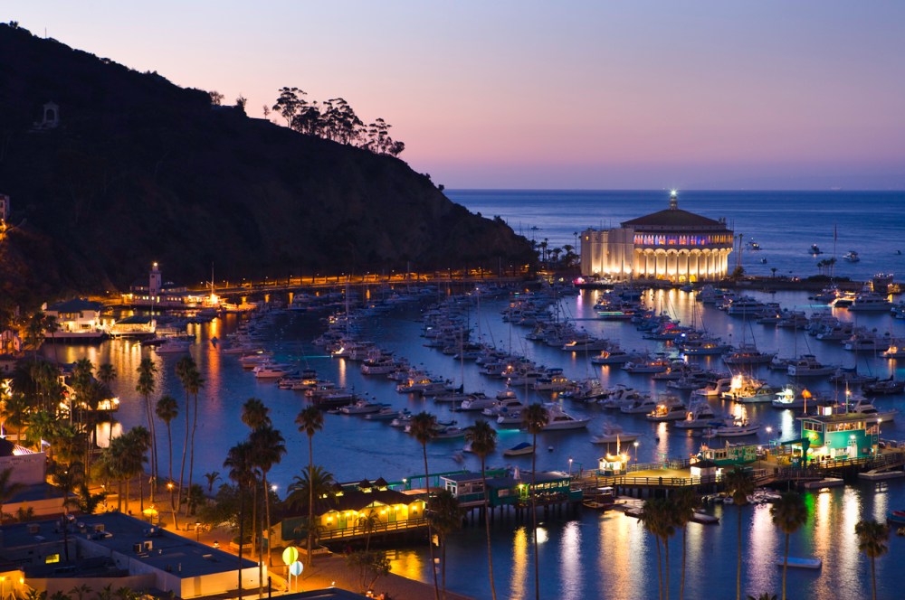 A picture of the Avalon Harbor on Catalina Island at sunset. 